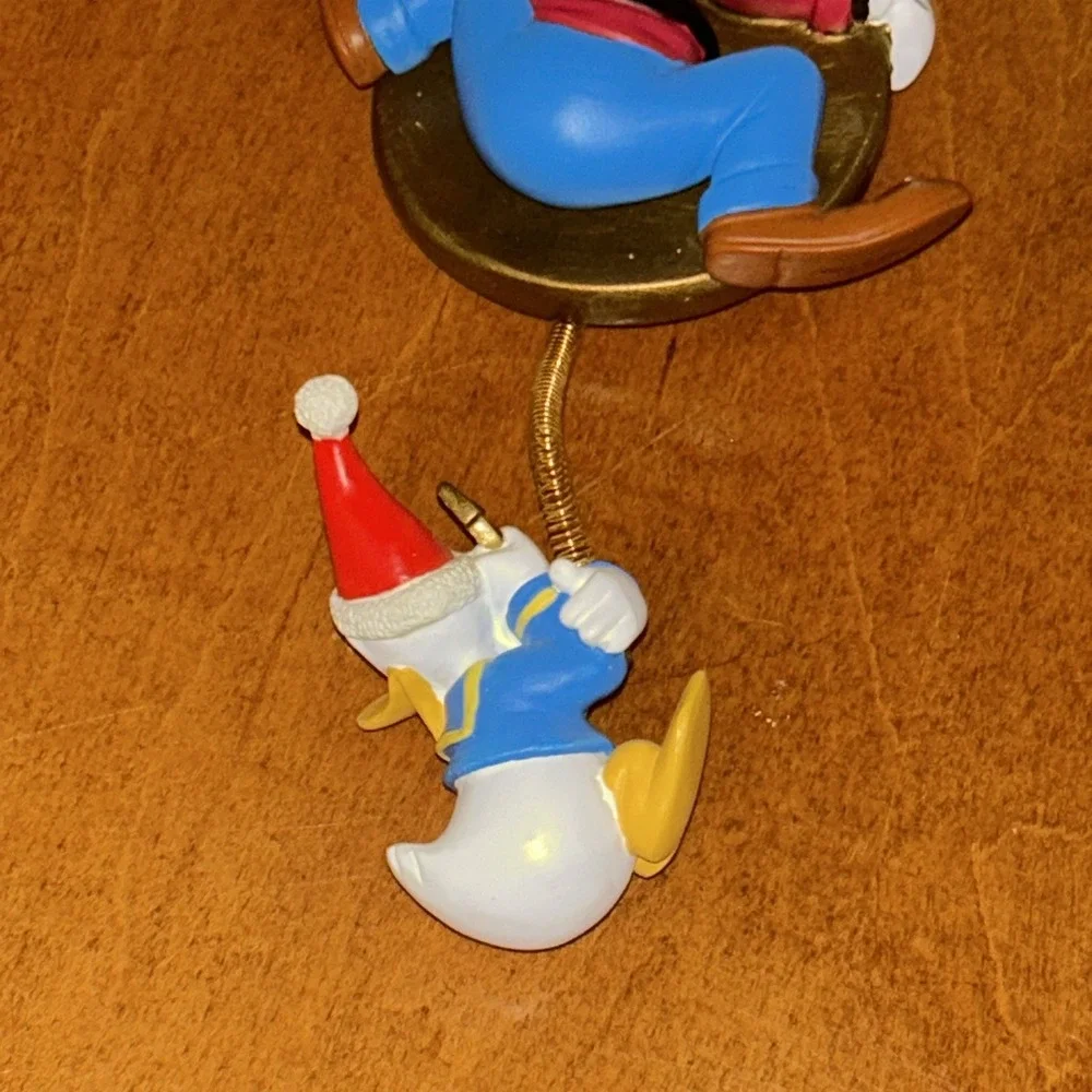 WALT DISNEY - GOOFY CLOCK SPRING ORNAMENT WITH DONALD DUCK AT THE BOTTOM‎